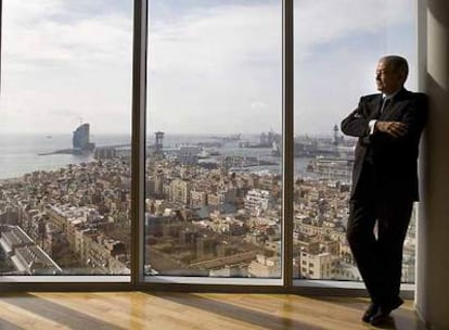 Salvador Gabarró, presidente de Gas Natural, posa en la sede de la compañía, en Barcelona, pocas horas antes de asumir la presidencia de Unión Fenosa.