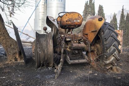 Un tractor agrícola afectado por el incendio que ha arrasado la Torre de l'Espanyol.
