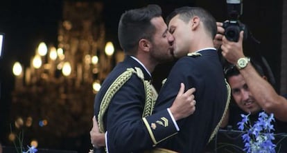 Los novios se besan tras la ceremonia.