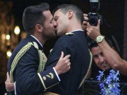 Chema and Jonathan kiss after exchanging their vows.