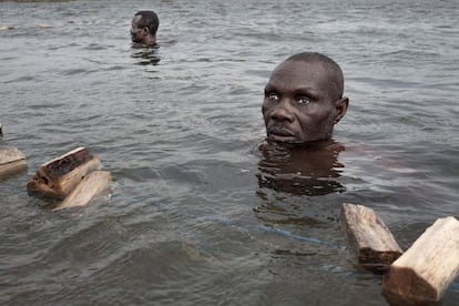 Un pescador ciego se ha sumergido en el agua para intentar pescar buceando.