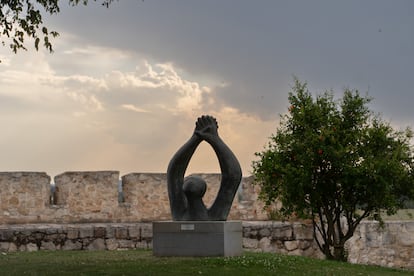 'Al poeta León Felipe', obra de Baltasar Lobo expuesta en los jardines del castillo de Zamora.