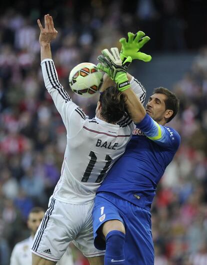 Gareth Bale, a al izquierda, choca con el portero del Athletic, Gorka Iraizoz.