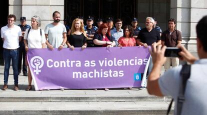 Representantes del Ayuntamiento de A Coruña, durante el minuto de silencio celebrado este lunes en la plaza de María Pita (A Coruña) en repulsa al asesinato machista en Cabana de Bergantiños.