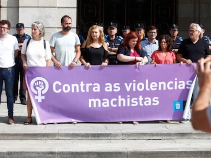 Representantes del Ayuntamiento de A Coruña, durante el minuto de silencio celebrado este lunes en la plaza de María Pita (A Coruña) en repulsa al asesinato machista en Cabana de Bergantiños.