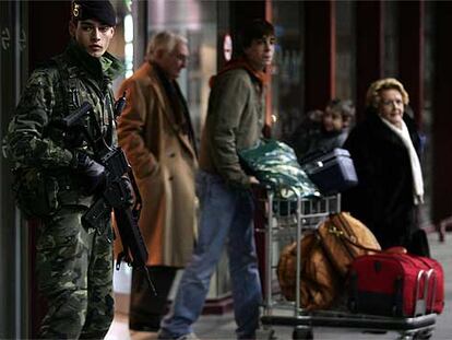 Efectivos del Ejército vigilan la estación de Atocha
