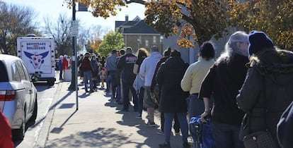 Colas para votar en Milwakee, el martes, ante una furgoneta del programa de reparto de comida gratis Pizza to the Polls y Uber Eats.