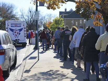 Colas para votar en Milwakee, el martes, ante una furgoneta del programa de reparto de comida gratis Pizza to the Polls y Uber Eats.