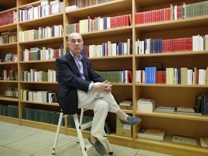 Luis Alberto de Cuenca, en julio de 2014, en su despacho del CSIC.