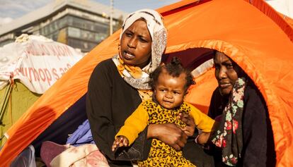 “Cómo voy a alimentar a mis hijos con sólo 100 dinares” protestaba Nadi Yibril Yami con su hija menor en brazos. Junto a ella, Make Agbu Mohammad, de las montañas de Nuba.