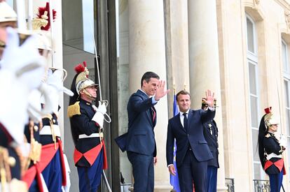 Pedro Sánchez y Emmanuel Macron saludan a las puertas del Elíseo poco antes de mantener una reunión de trabajo previa a la cumbre de la UE.