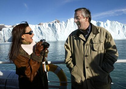 El presidente electo Néstor Kirchner y su esposa, la senadora Cristina Fernández, posa en una visita al glaciar Perito Moreno, en Calafate, al sur de Argentina, el 17 de mayo de 2003.