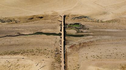 El embalse de Cíjara, en el río Guadiana a su paso por la provincia de Badajoz, durante la sequía de 2022.