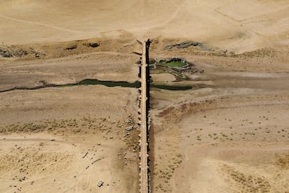 El embalse de Cíjara, en el río Guadiana a su paso por la provincia de Badajoz, durante la sequía de 2022.