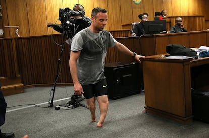 Oscar Pistorius, camina sin prótesis durante la audiencia.