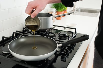 El aceite de una fritura debe pasarse por una estameña o un colador de té para eliminar los restos de alimentos y mantenerlo limpio.