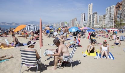 Playa de Benidrom playa.  