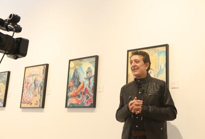 Manolo García presenta en Málaga su exposición 'Cuerpos Celestes', que incluye 60 cuadros, 35 dibujos a lápiz y una docena de esculturas.