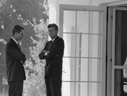 El presidente norteamericano John F. Kennedy charla en la Casa Blanca con su hermano, el fiscal general Robert Kennedy, durante la crisis de los misiles en octubre de 1962.