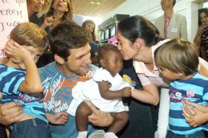 Javier Torrente y Natalia Castellanos posan en Barcelona con su familia y su nueva hija Olivia.