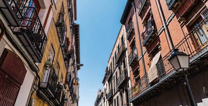  Edificios en una calle del barrio Malasaña.