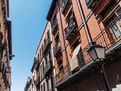  Edificios en una calle del barrio Malasaña.