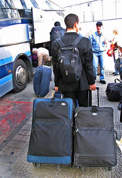Miles de personas usaron ayer las estaciones de autobús (en la imagen, Termibus, en Bilabo) para salir de viaje.