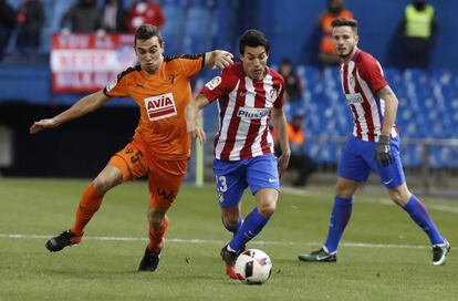 GRA512. MADRID, 19/01/2017.- El centrocampista argentino del Atlético de Madrid Nicolás Gaitán (d) disputa un balón con el centrocampista argentino del Eibar Gonzalo Escalante (i), durante el partido de ida de cuartos de final de la Copa del Rey que se juega hoy en el estadio Vicente Calderón de Madrid. EFE/Juan Carlos Hidalgo