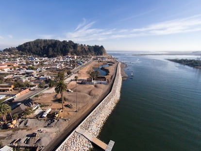 Reconstrução da orla marítima de Constitución, Chile (2014). Em 2010, a cidade de Constitución resistiu bem a um terremoto de 8,8 graus e mal ao posterior tsunami. Elemental consultou os moradores e propôs recuperar o espaço público para proteger a cidade de futuros terremotos. Em vez de resistir com muros, dissipar a energia através da fricção de novos parques públicos.