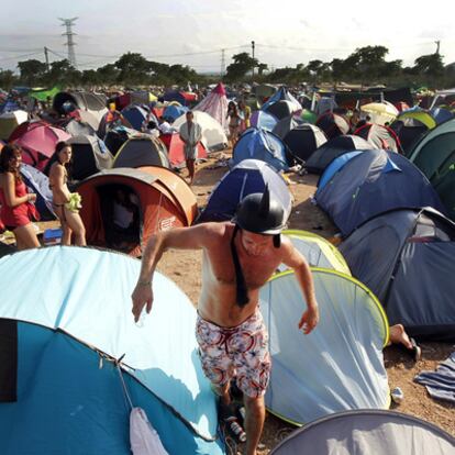 Zona de acampada en el amplio recinto del Festival de Benicàssim.