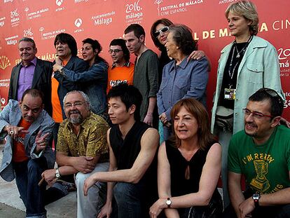 El equipo de la película <i>Tapas,</i> ayer en Málaga.