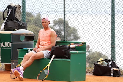 Nadal, durante una pausa en un entrenamiento en Montecarlo. / ALEXANDER HASSENSTEIN (GETTY)