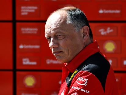 Fréderic Vasseur, nuevo director de Ferrari, durante los test de este jueves en Bárein.