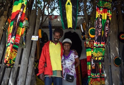 Pang Naptal (i) y su mujer, 'Sister Judah', ambos rastafaris de Trinidad, posan para una foto frente a su tienda de Shashamane.