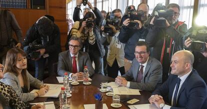 Primera reunión de la mesa del Parlamento andaluz.