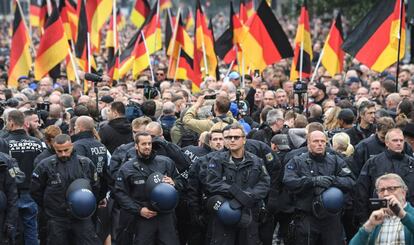 La policía escolta a centenares de manifestantes de extrema derecha, el pasado septiembre en Chemnitz.