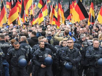 La policía escolta a centenares de manifestantes de extrema derecha, el pasado septiembre en Chemnitz.