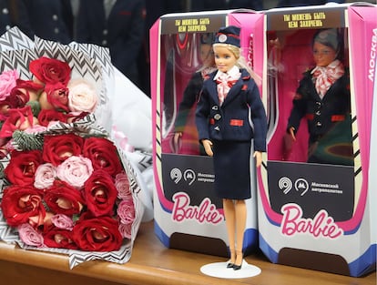 Edición limitada y conmemorativa de Barbie maquinista de Moscú. 