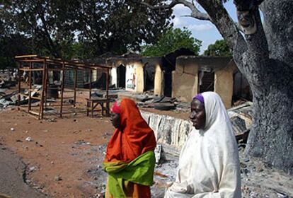 Dos mujeres musulmanas, ante varias viviendas quemadas durante la masacre, el miércoles en Yelwa.