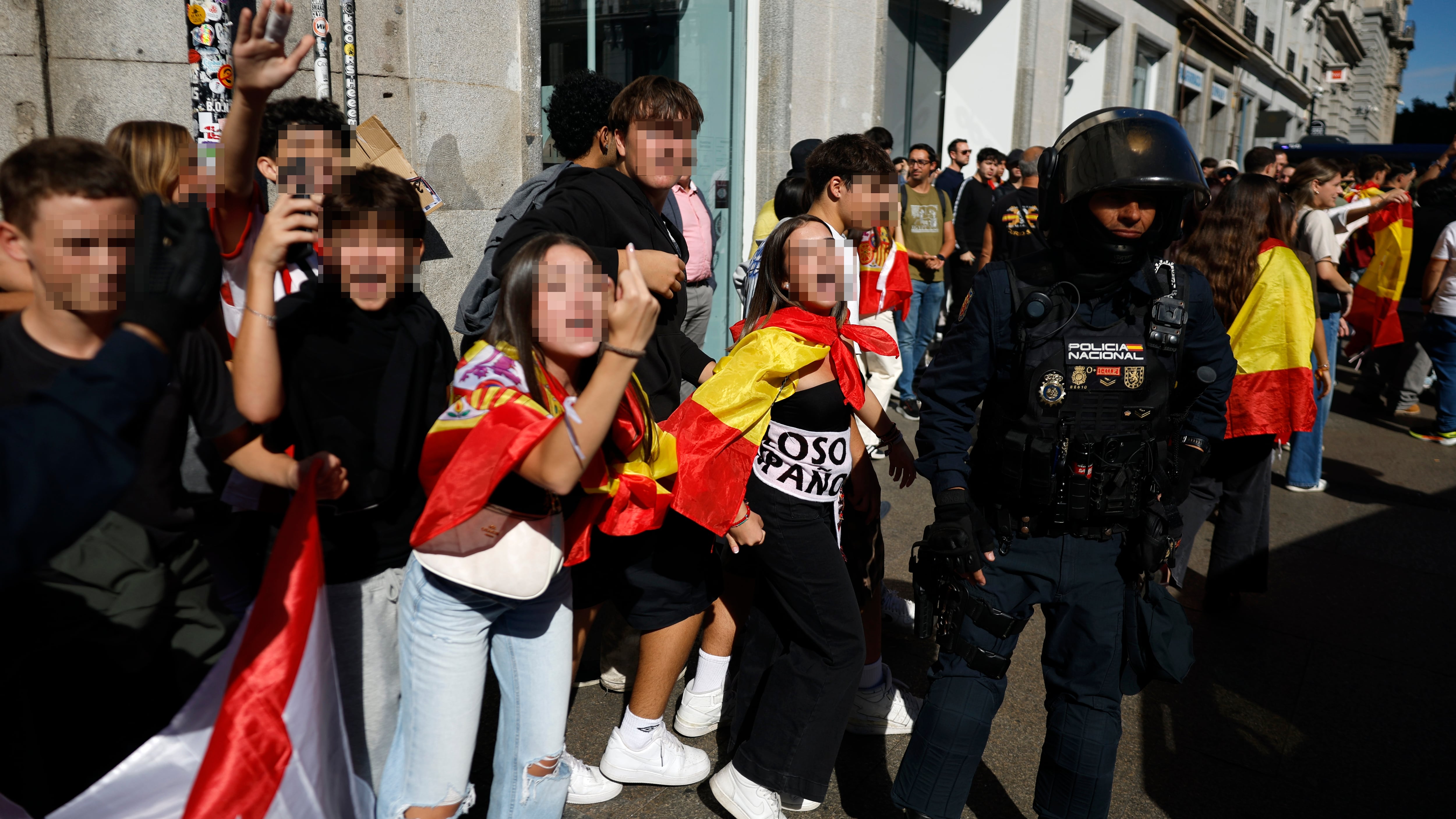 Ascienden a cinco los detenidos de grupos ultras tras la jornada más tensa en la acampada de la Puerta del Sol