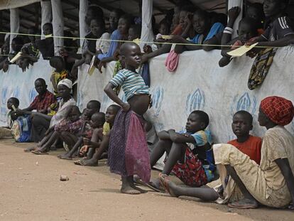 Refugiados de Sudán del Sur en el centro de acogida de Imvepi (Uganda) a la espera de ser registrados.