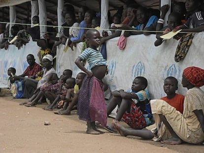 Refugiados de Sudán del Sur en el centro de acogida de Imvepi (Uganda) a la espera de ser registrados.