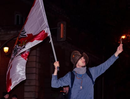 Un manifestante grita "viva cristo rey" durante una de las jornadas de protesta en Ferraz de noviembre.