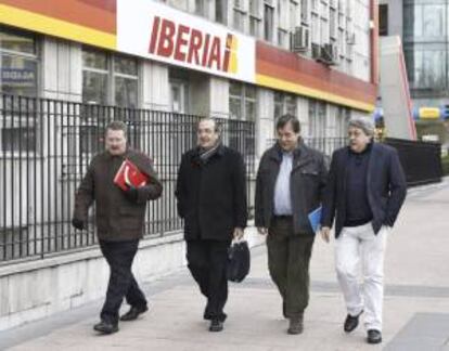El secretario federal del sector aéreo de UGT, Francisco Rodríguez (2i), y otros representantes de UGT, a su llegada a una reunión con Iberia. EFE/Archivo