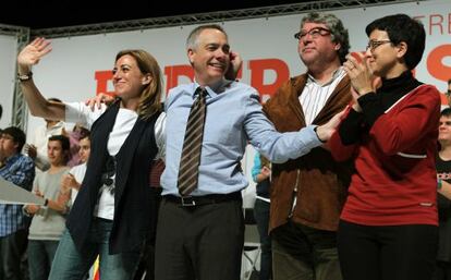 Carme Chac&oacute;n, Pere Navarro, Antonio Balm&oacute;n y Eva Granados, ayer en el mitin del PSC.