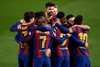 Los jugadores del Barcelona celebran la victoria.