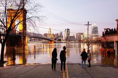 Un grupo de personas observa las aguas desbordadas del río Ohio en Covington, Kentucky (EE UU).