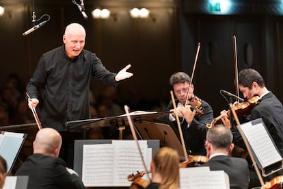 Paavo Järvi dirigiendo la ‘Novena’ de Bruckner a la Tonhalle, el pasado miércoles en Zúrich.