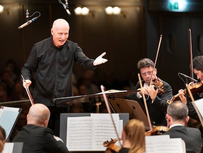 Paavo Järvi dirigiendo la ‘Novena’ de Bruckner a la Tonhalle, el pasado miércoles en Zúrich.