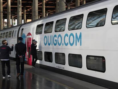 Uno de los trenes de doble piso de Ouigo en la estación madrileña Puerta de Atocha.